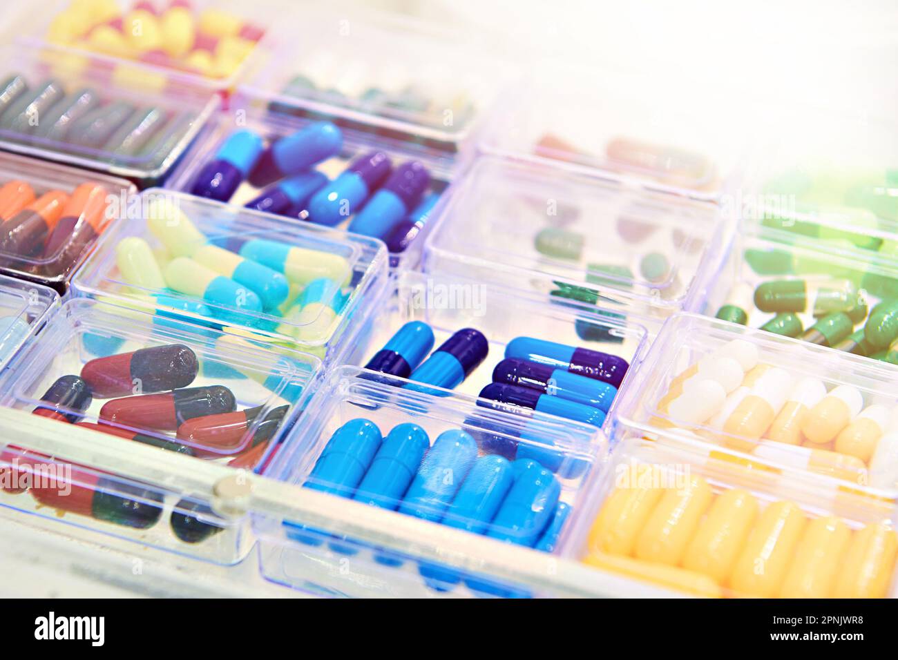 Pillole di droga solubili in una scatola di plastica Foto Stock