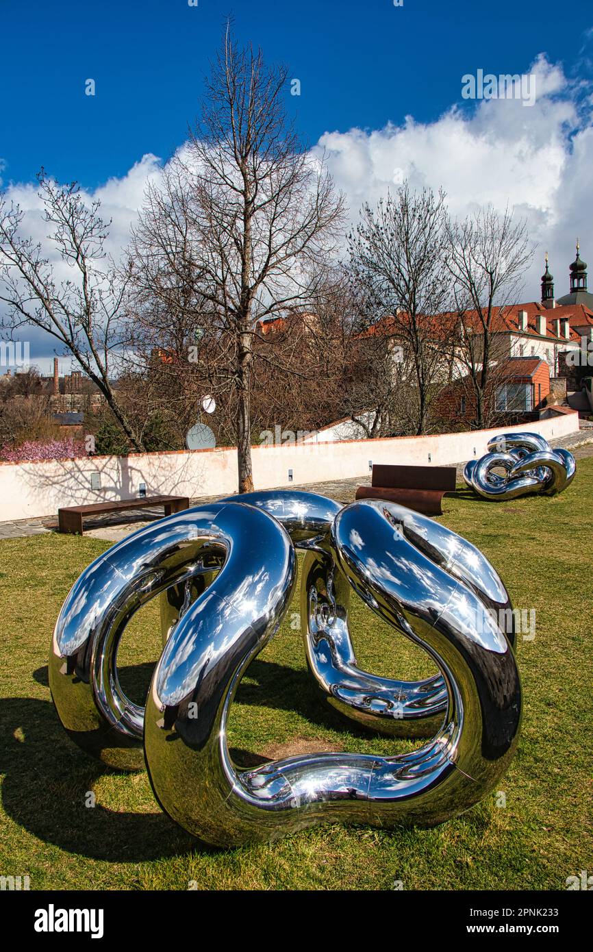 Sculture all'aperto di Lukas Rais al Bastion Garden chiamato Light Matter Shape and You. Foto Stock