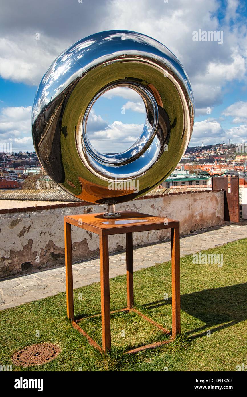 Sculture all'aperto di Lukas Rais al Bastion Garden chiamato Light Matter Shape and You. Foto Stock
