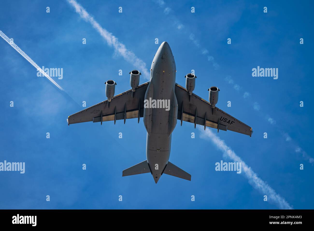 Boeing C-17 Globemaster III velivolo da trasporto militare in servizio negli Stati Uniti Air Force, sorvola la base aerea di Ramstein in Germania Foto Stock