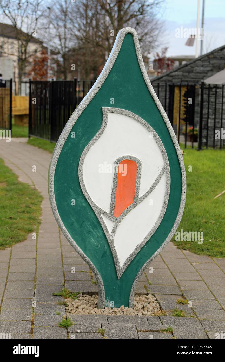 Scultura del giglio pasquale su Lecky Road a Derry Foto Stock