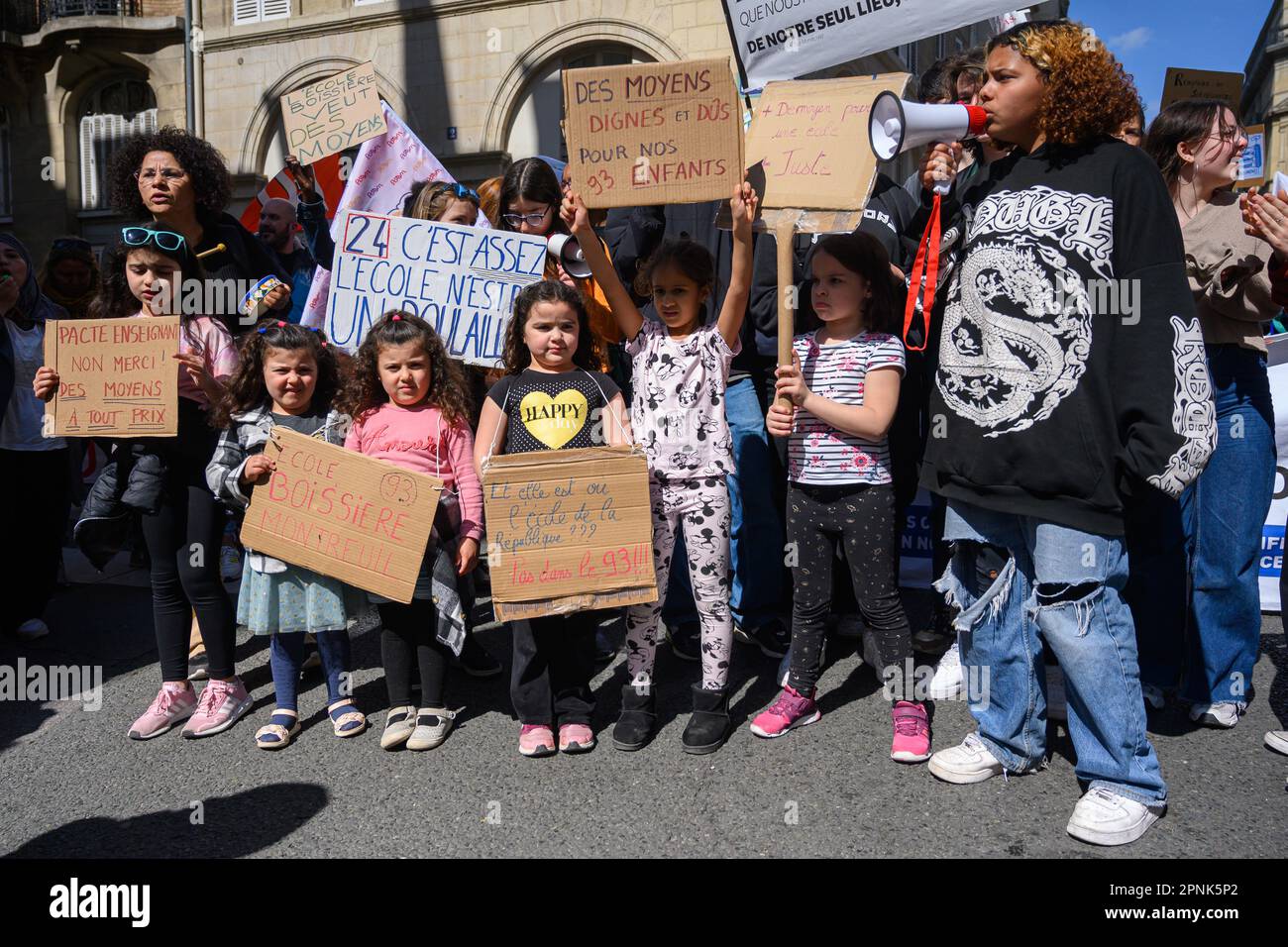 Parigi, Francia - 19/4/2023, Julien Mattia / le Pictorium - raduno intersindacale degli insegnanti a Parigi - 19/4/2023 - Parigi / Ile de la Cite (parigi) / Parigi 7th° arrondissement (7th° arrondissement di Parigi) – Gli studenti si sono dimostrati dinanzi al Ministero dell’Istruzione di Parigi per l’abbandono del Patto di Ndiaye e contro la riforma delle pensioni, il 19 aprile 2023 (consenso parentale orale) Foto Stock