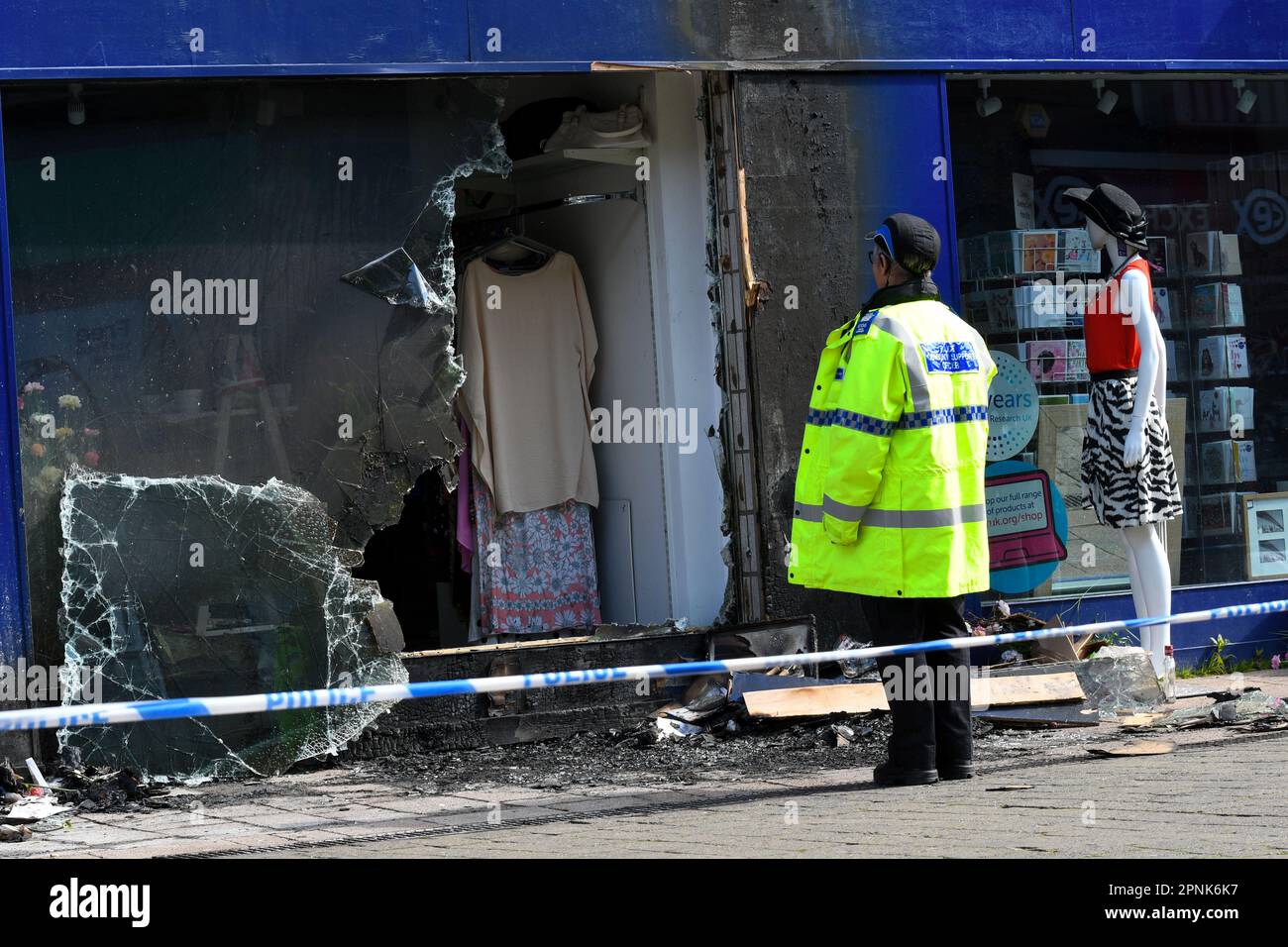 attacco di arson al negozio di beneficenza britannico per la ricerca sul cancro a loughborough leicestershire. Foto Stock