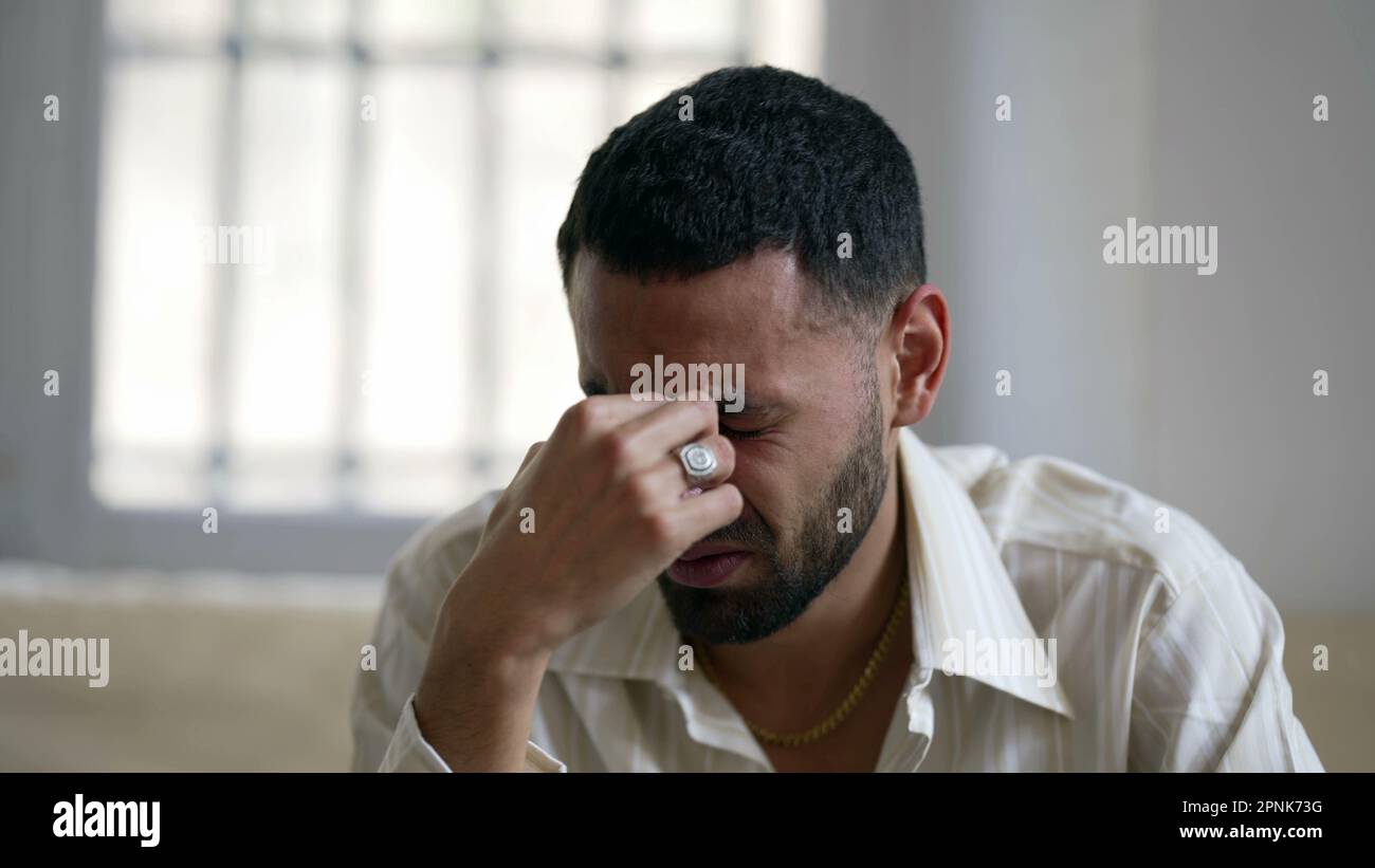 Un giovane travagliato che lottava con problemi di salute mentale a casa, sentendosi sopraffatto e impotente Foto Stock