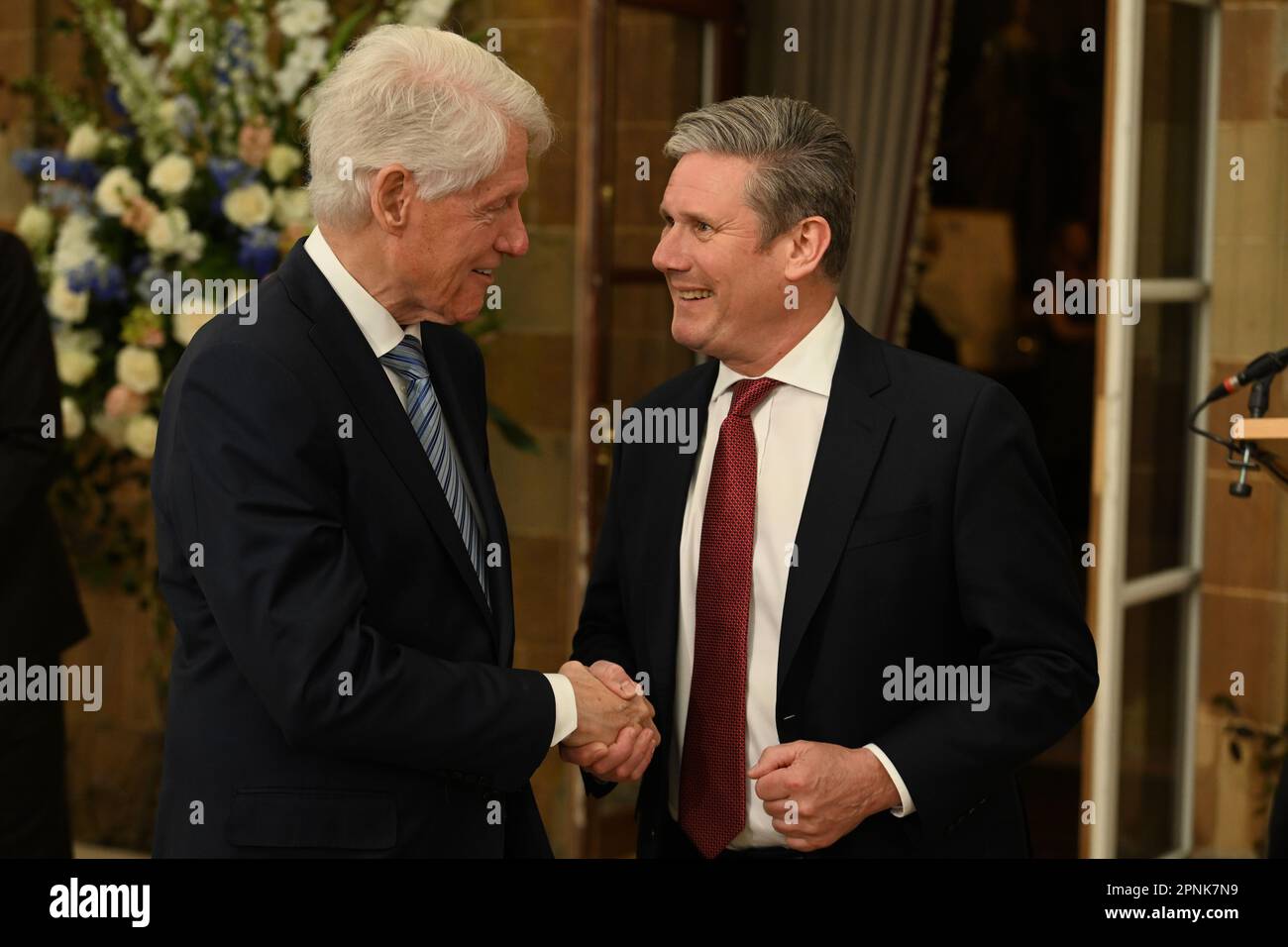 L'ex presidente degli Stati Uniti Bill Clinton (a sinistra) stringe le mani con il leader laburista Keir Starmer durante una cena di gala a Hillsborough Castle, Co Down, al termine della conferenza internazionale che segna il 25th° anniversario dell'accordo di Belfast/Venerdì Santo. Data immagine: Mercoledì 19 aprile 2023. Foto Stock