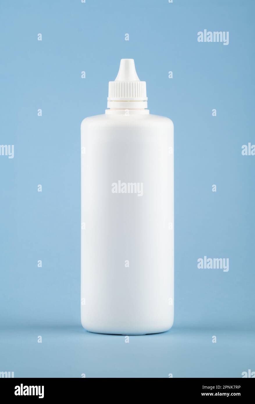 Contenitore bianco per liquidi medicali su sfondo azzurro. Bottiglia di plastica vuota cura della salute e vista dall'alto medico su sfondo blu colorato. Foto Stock