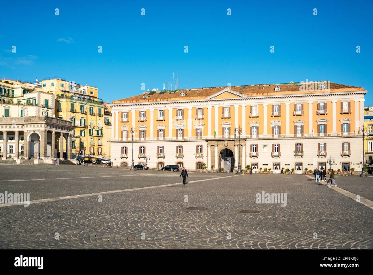 Il Palazzo della Prefettura è un palazzo monumentale situato nella centrale Piazza del Plebiscito a Napoli. Foto Stock
