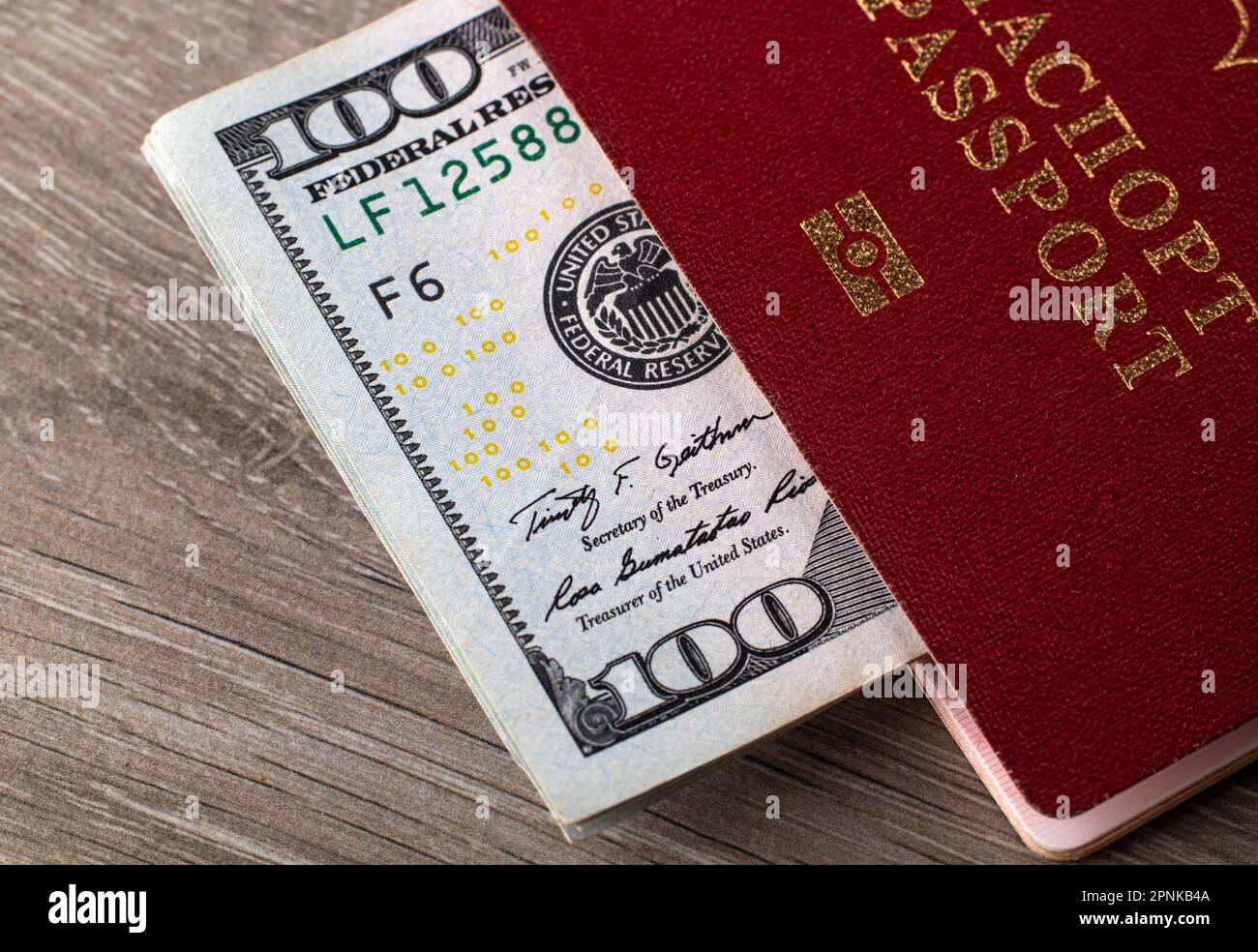 Un passaporto russo con una pila di dollari. Il concetto di viaggio. Trasferimento Foto Stock