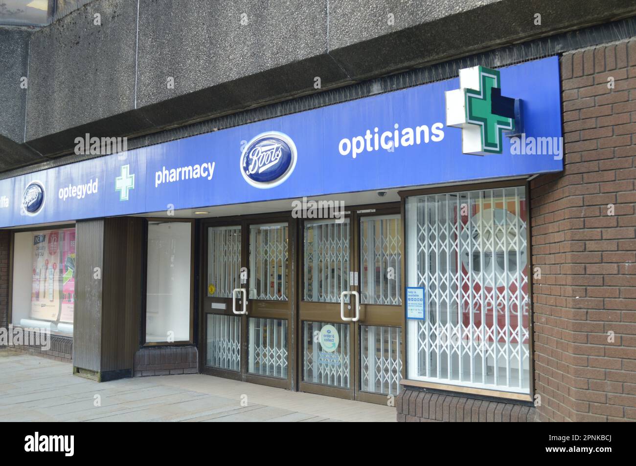 Boots Pharmacy a Neath, Galles, Regno Unito. 18th aprile 2023. Foto Stock