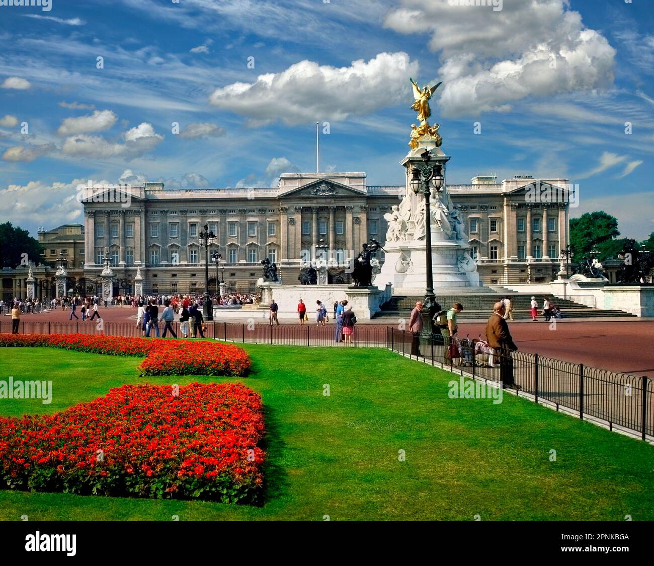 GB - LONDRA: Buckingham Palace e il Victoria Memorial in primavera (vintage 1983) Foto Stock