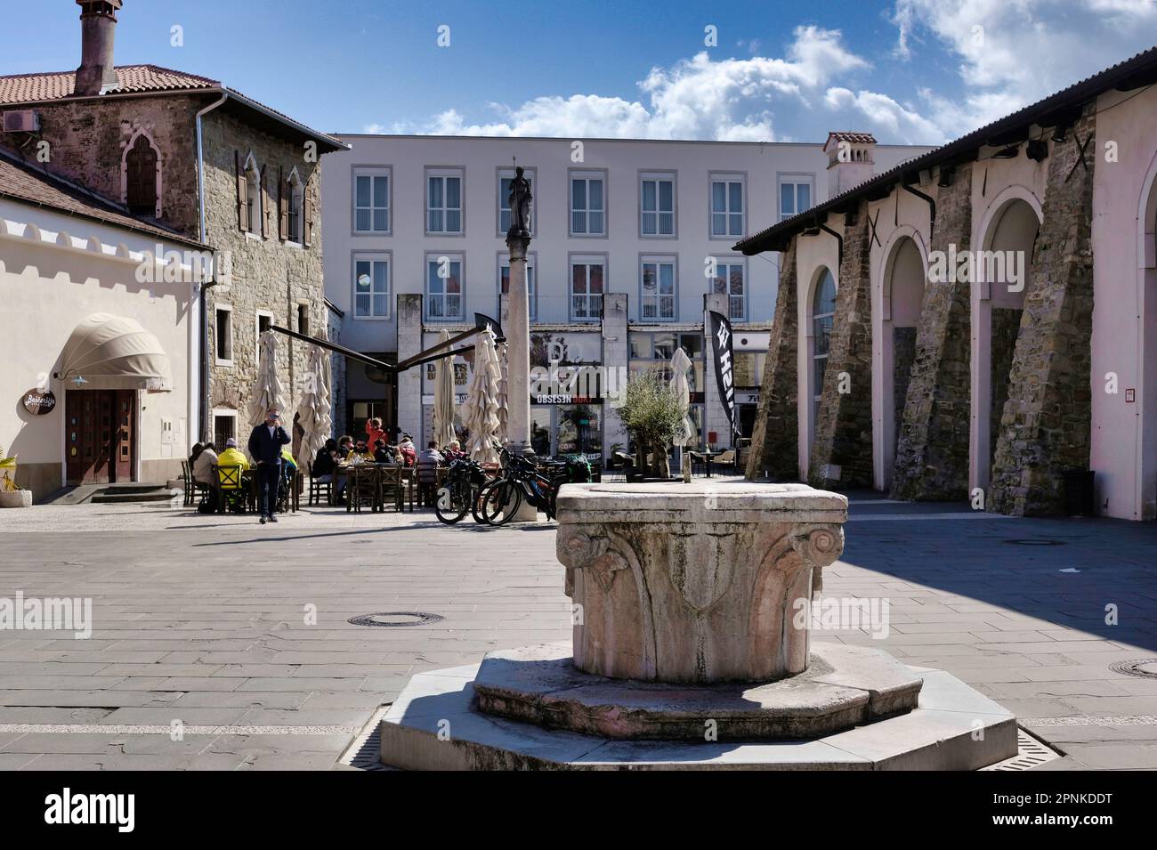 Piazza Carpaccio è una delle piazze più antiche e suggestive di Capodistria, in Slovenia, situata nel centro storico della città. Foto Stock