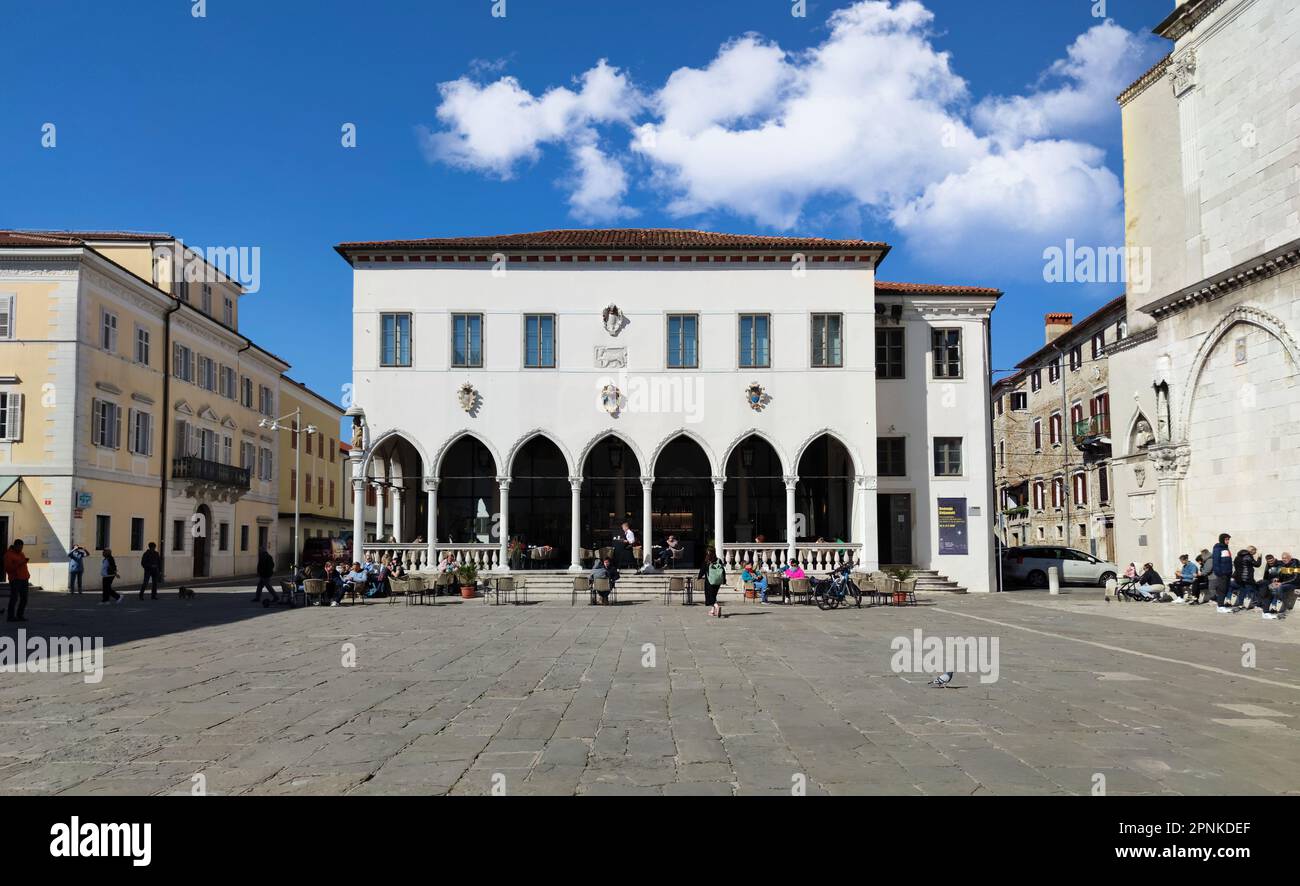 In Piazza Tito (Capodistria Slovenia) si trova il bellissimo Palazzo della Loggia, un edificio gotico veneziano costruito nel 1463 Foto Stock
