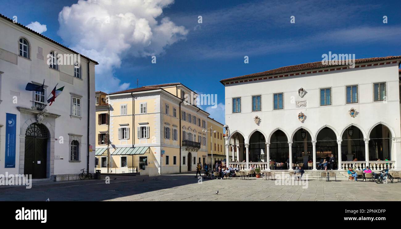 In Piazza Tito (Capodistria Slovenia) si trova il bellissimo Palazzo della Loggia, un edificio gotico veneziano costruito nel 1463 Foto Stock