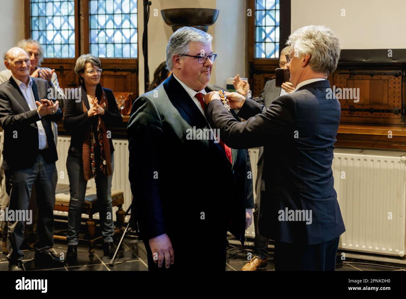 Olanda, Nijmegen, 19-04-2023 - il sindaco Hubert Bruls riceve un premio per i servizi che ha reso negli ultimi anni come presidente del Consiglio di sicurezza. Foto: ANP / Hollandse Hoogte / Marcel Krijgsman olanda fuori - belgio fuori Foto Stock