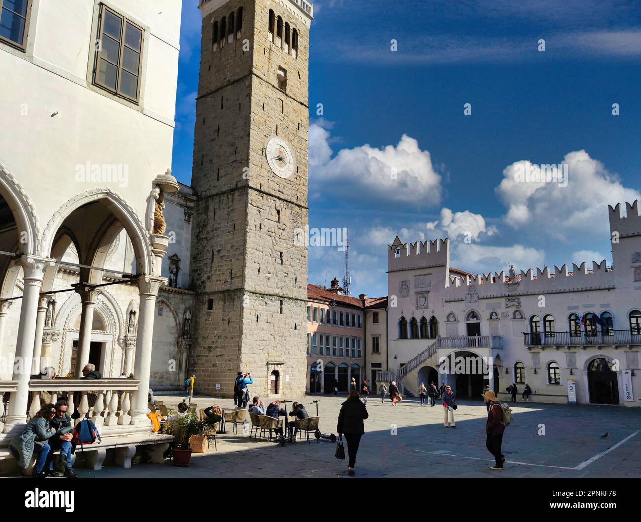 Piazza Tito la piazza principale di Capodistria, Slovenia, circondata da palazzi, campanile e cattedrale in stile architettonico veneziano Foto Stock