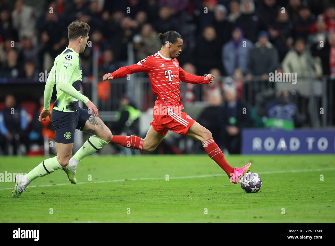 Monaco, Germania. 19th Apr, 2023. Calcio: Champions League, Bayern Munich - Manchester City, knockout round, quarti di finale, seconda tappa all'Allianz Arena, Leroy sane di Monaco (r) e John Stones di Manchester City combattono per la palla. Credit: Matthias Balk/dpa/Alamy Live News Foto Stock