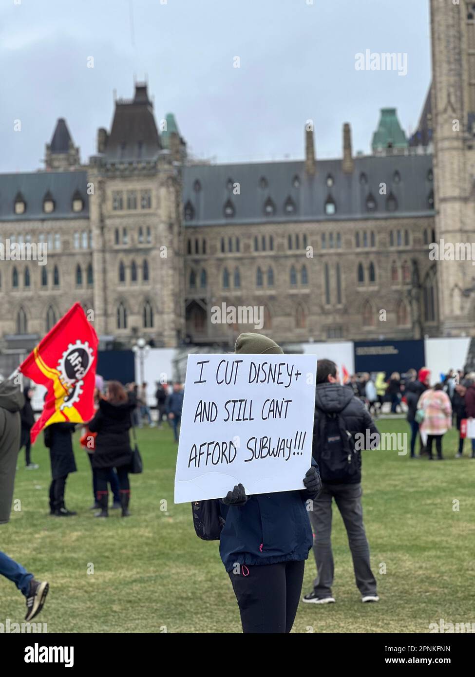 Ottawa, Canada. 19th Apr, 2023. I membri della Public Service Alliance of Canada (PSAC) hanno fatto una dimostrazione su Parliament Hill a Ottawa, Canada, il 19 aprile 2023. Il più grande sindacato federale di servizio pubblico del Canada ha annunciato martedì sera che più di 155.000 lavoratori andranno in sciopero, ponendo le basi per uno dei più grandi scioperi della storia del Canada. La Public Service Alliance of Canada (PSAC) ha dichiarato in un comunicato stampa che l'azione di sciopero intrapresa dai suoi membri che lavorano per Treasury Board e Canada Revenue Agency avrebbe avuto inizio mercoledì. Credit: Notizie dal vivo min Chen/Xinhua/Alamy Foto Stock