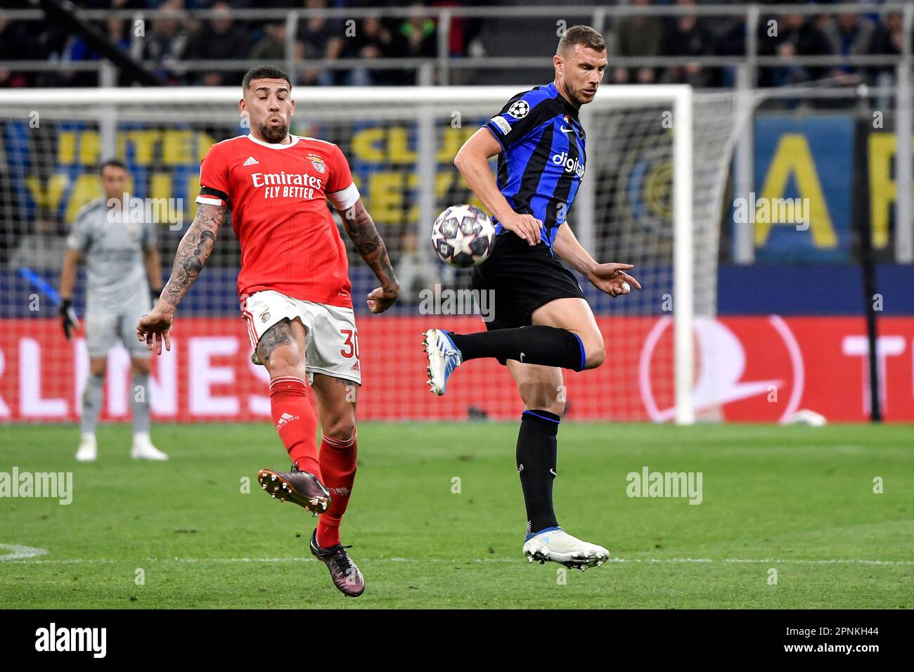 Milano, Italia. 19th Apr, 2023. Nicolas Otamendi di SL Benfica e Edin Dzeko di FC Internazionale durante la partita di calcio della Champions League tra FC Internazionale e SL Benfica allo stadio San Siro di Milano (Italia), 19th aprile 2023. Credit: Insidefoto di andrea staccioli/Alamy Live News Foto Stock