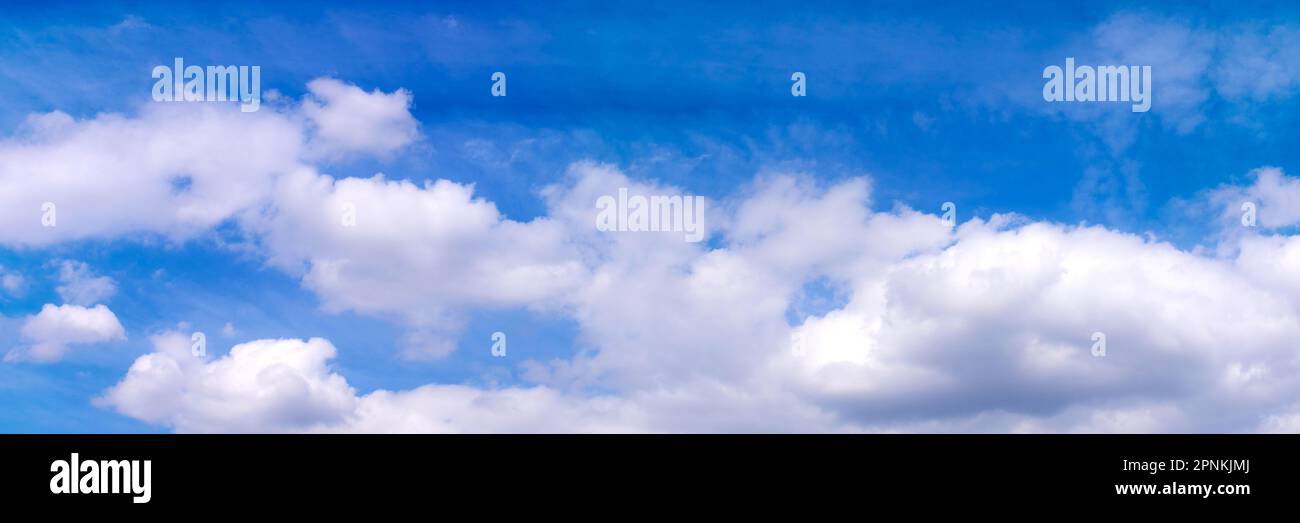 Cielo blu e nuvole bianche, panorama widescreen Foto Stock
