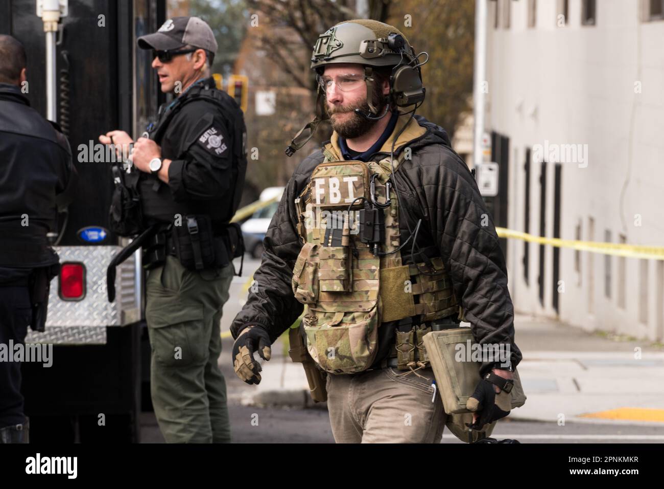 Seattle, Stati Uniti. 19 Apr, 2023. I residenti di Lower Queen Anne si svegliano a un'esplosione in un appartamento seminterrato ad angolo su 1st Ave N e Denny Way. I testimoni hanno riferito di vedere un uomo con un braccio gravemente ferito uscire dall'edificio disorientato. Polizia e fuoco di Seattle arrivarono e rese aiuti. Poco dopo l'arrivo dell'ATF e dell'FBI insieme alla squadra Bomb, è iniziata un'indagine. James Anderson/Alamy Live News Foto Stock