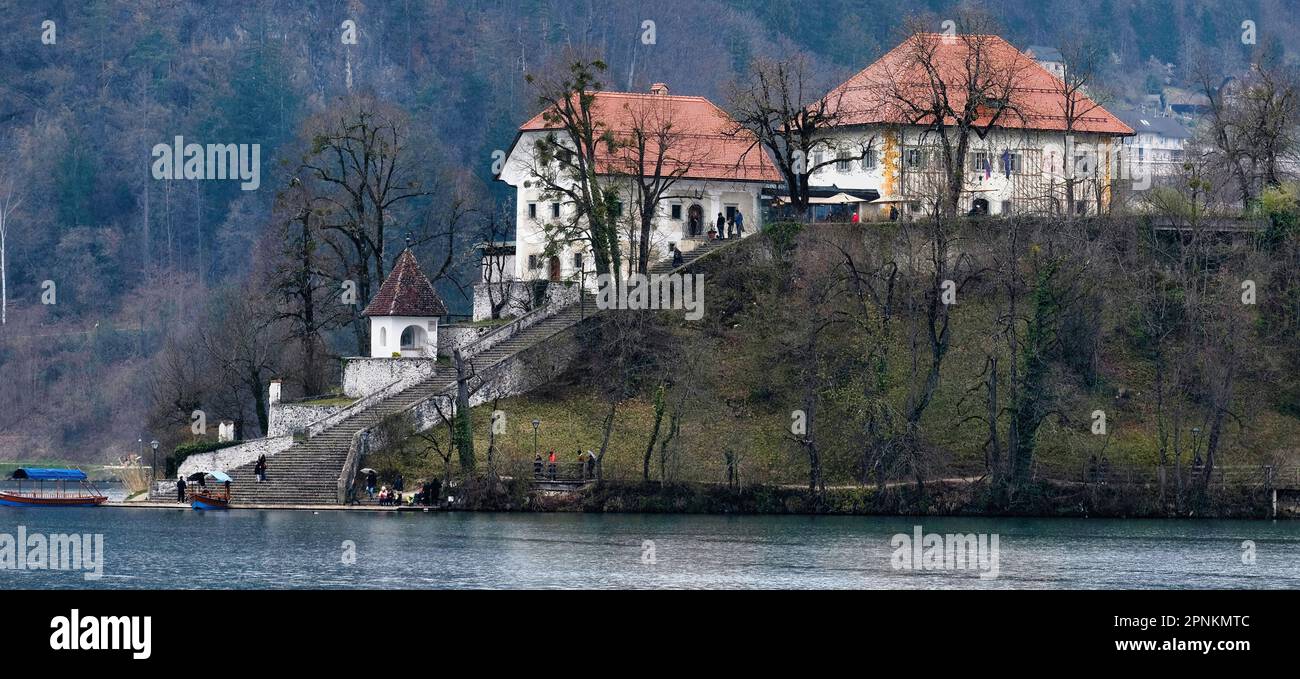 La Chiesa di nostra Signora sul lago è una piccola chiesa barocca situata su un'isola nel mezzo del lago di Bled, Slovenia. Foto Stock