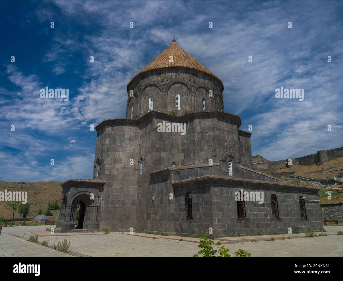 Moschea di Kumbet a mezzogiorno (Chiesa degli Apostoli o Chiesa del Monastero) Stagione estiva. Kars , Turchia, Asia Foto Stock