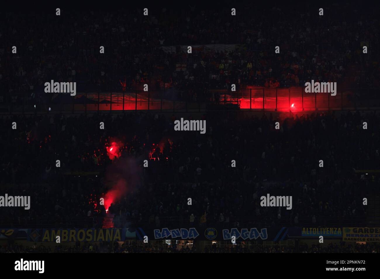 Milano, Italia. 19th Apr, 2023. I flares bruciano nel secondo livello tra i tifosi del FC Internazionale dopo aver piovuto giù dal terzo livello dove i tifosi del Benfiuca si trovano durante la partita della UEFA Champions League a Giuseppe Meazza, Milano. Il credito per le immagini dovrebbe essere: Jonathan Moskrop/Sportimage Credit: Sportimage/Alamy Live News Foto Stock