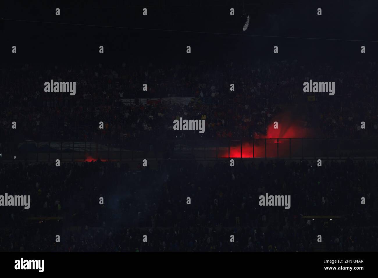 Milano, Italia. 19th Apr, 2023. I flares bruciano nel secondo livello tra i tifosi del FC Internazionale dopo aver piovuto giù dal terzo livello dove i tifosi del Benfiuca si trovano durante la partita della UEFA Champions League a Giuseppe Meazza, Milano. Il credito per le immagini dovrebbe essere: Jonathan Moskrop/Sportimage Credit: Sportimage/Alamy Live News Foto Stock