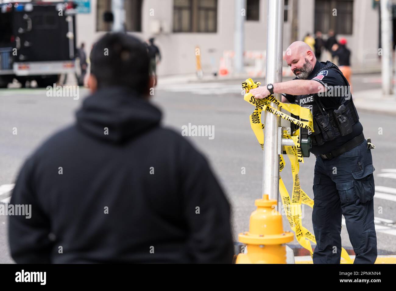 Seattle, Stati Uniti. 19 Apr, 2023. I residenti di Lower Queen Anne si svegliano a un'esplosione in un appartamento seminterrato ad angolo su 1st Ave N e Denny Way. I testimoni hanno riferito di vedere un uomo con un braccio gravemente ferito uscire dall'edificio disorientato. Polizia e fuoco di Seattle arrivarono e rese aiuti. Poco dopo l'arrivo dell'ATF e dell'FBI insieme alla squadra Bomb, è iniziata un'indagine. James Anderson/Alamy Live News Foto Stock