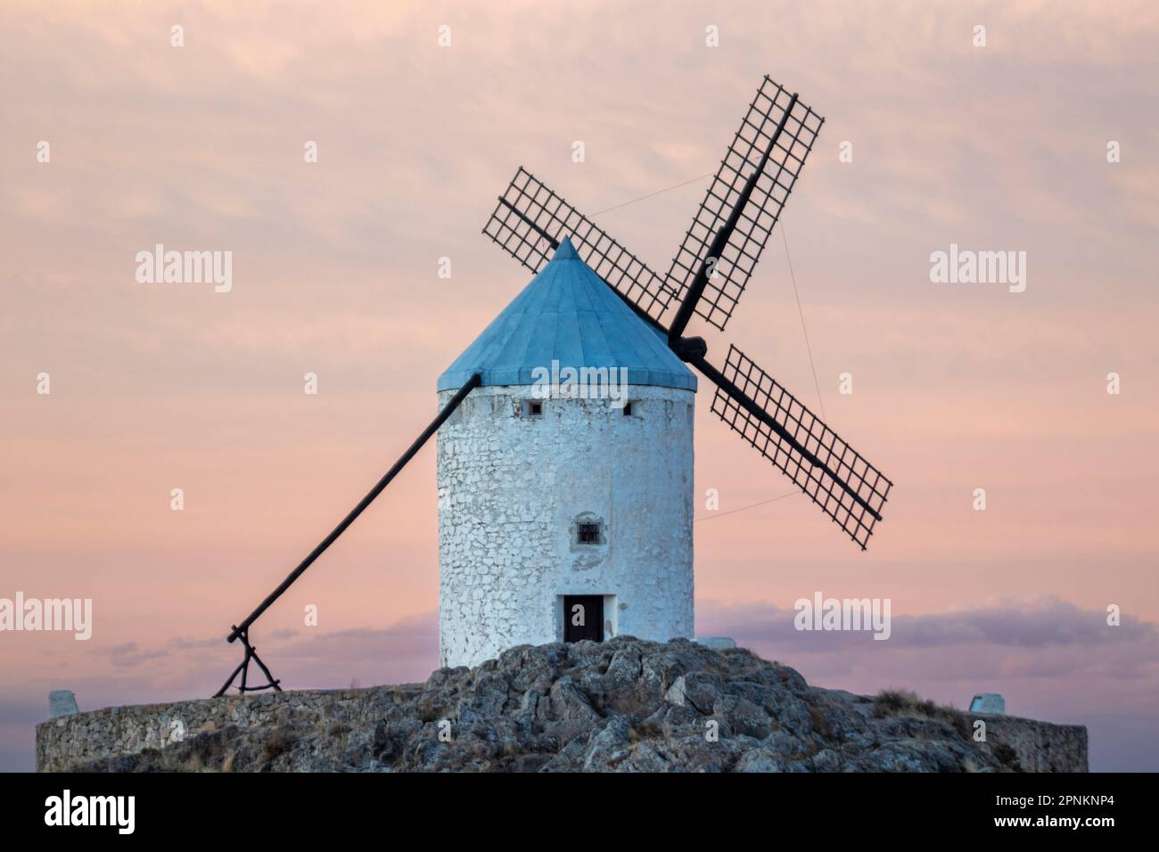 Fascino rurale: La bellezza rustica dei mulini a vento di Consuegra al tramonto Foto Stock