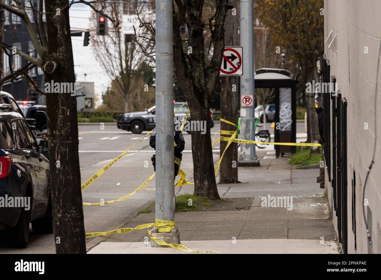 Seattle, Stati Uniti. 19 Apr, 2023. I residenti di Lower Queen Anne si svegliano a un'esplosione in un appartamento seminterrato ad angolo su 1st Ave N e Denny Way. I testimoni hanno riferito di vedere un uomo con un braccio gravemente ferito uscire dall'edificio disorientato. Polizia e fuoco di Seattle arrivarono e rese aiuti. Poco dopo l'arrivo dell'ATF e dell'FBI insieme alla squadra Bomb, è iniziata un'indagine. James Anderson/Alamy Live News Foto Stock