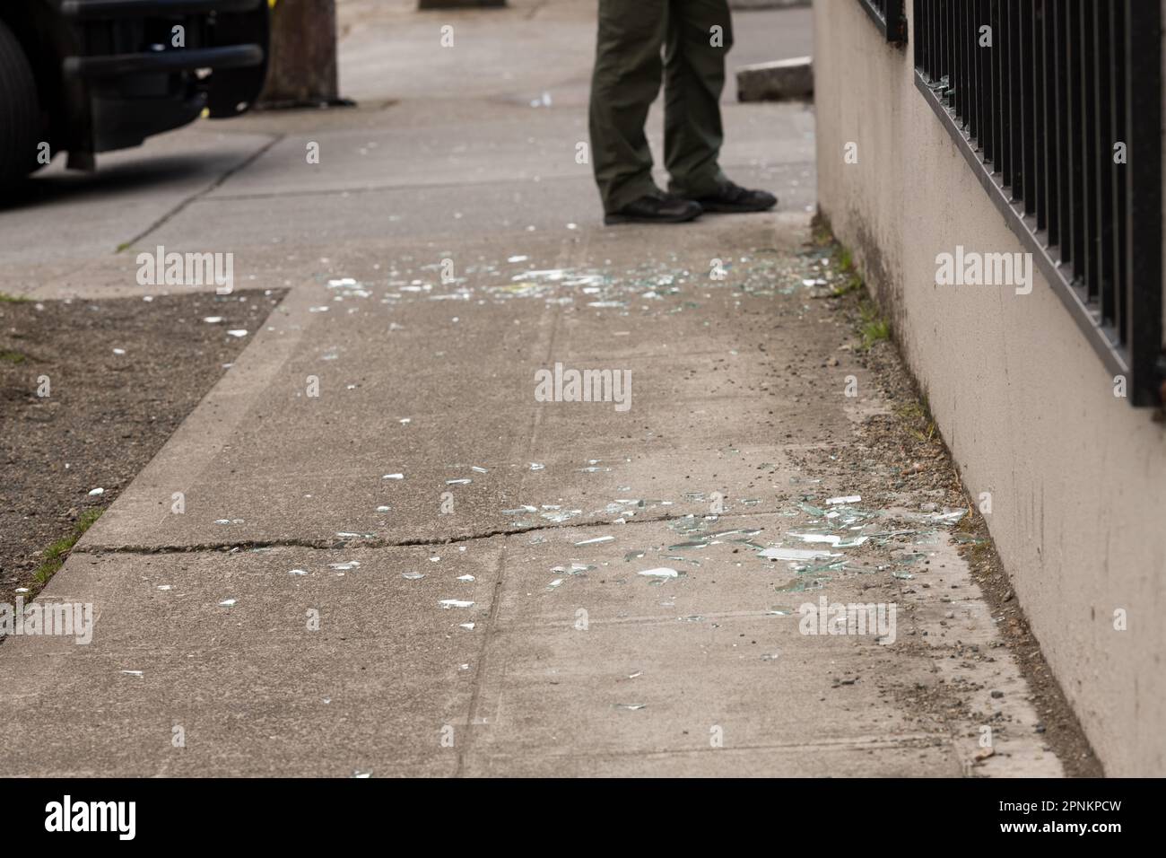 Seattle, Stati Uniti. 19 Apr, 2023. I residenti di Lower Queen Anne si svegliano a un'esplosione in un appartamento seminterrato ad angolo su 1st Ave N e Denny Way. I testimoni hanno riferito di vedere un uomo con un braccio gravemente ferito uscire dall'edificio disorientato. Polizia e fuoco di Seattle arrivarono e rese aiuti. Poco dopo l'arrivo dell'ATF e dell'FBI insieme alla squadra Bomb, è iniziata un'indagine. James Anderson/Alamy Live News Foto Stock