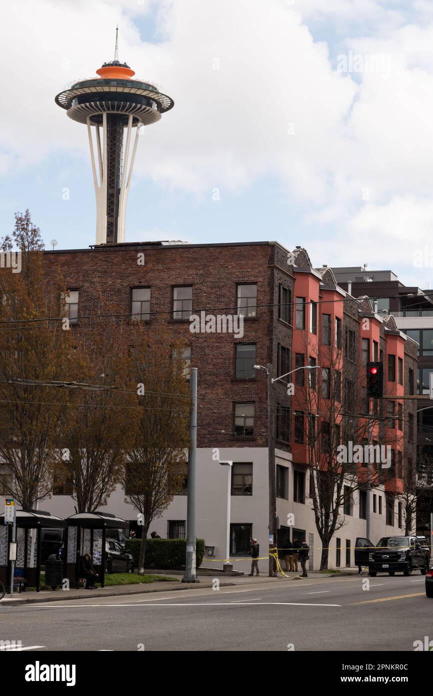 Seattle, Stati Uniti. 19 Apr, 2023. I residenti di Lower Queen Anne si svegliano a un'esplosione in un appartamento seminterrato ad angolo su 1st Ave N e Denny Way. I testimoni hanno riferito di vedere un uomo con un braccio gravemente ferito uscire dall'edificio disorientato. Polizia e fuoco di Seattle arrivarono e rese aiuti. Poco dopo l'arrivo dell'ATF e dell'FBI insieme alla squadra Bomb, è iniziata un'indagine. James Anderson/Alamy Live News Foto Stock