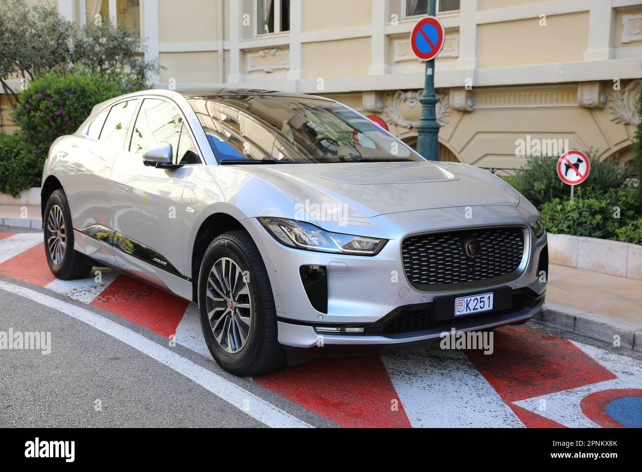 Monte-Carlo, Monaco - 16 aprile 2023: Sofisticata Jaguar i-pace grigia, un SUV di lusso completamente elettrico, parcheggiata su una strada a Monte Carlo, Mona Foto Stock