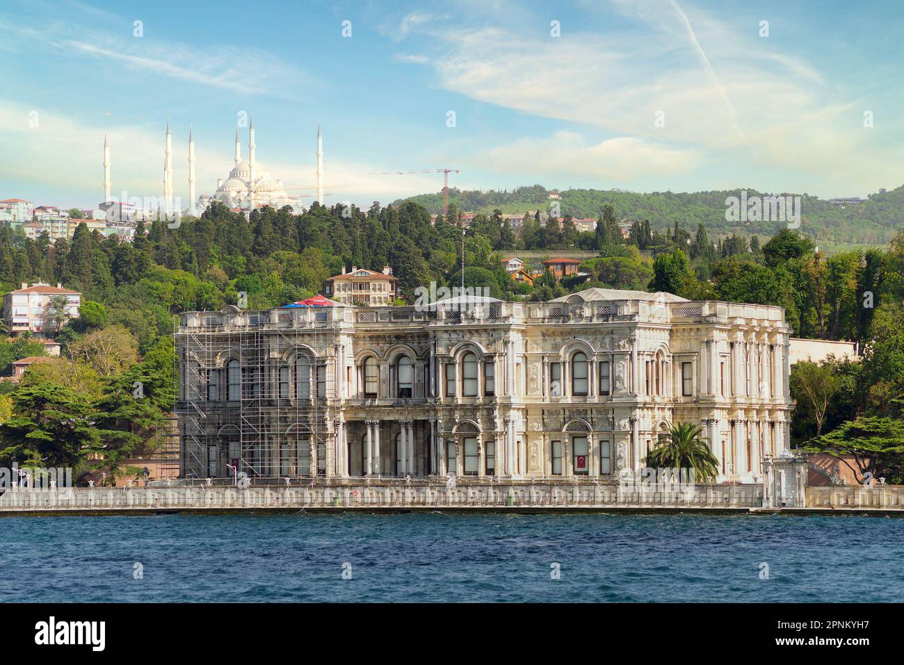 Un Palazzo Beylerbeyi di epoca ottomana del 1865, situato sulla sponda asiatica del Bosforo, a nord del Ponte sul Bosforo, Istanbul, Turchia, in una giornata estiva Foto Stock