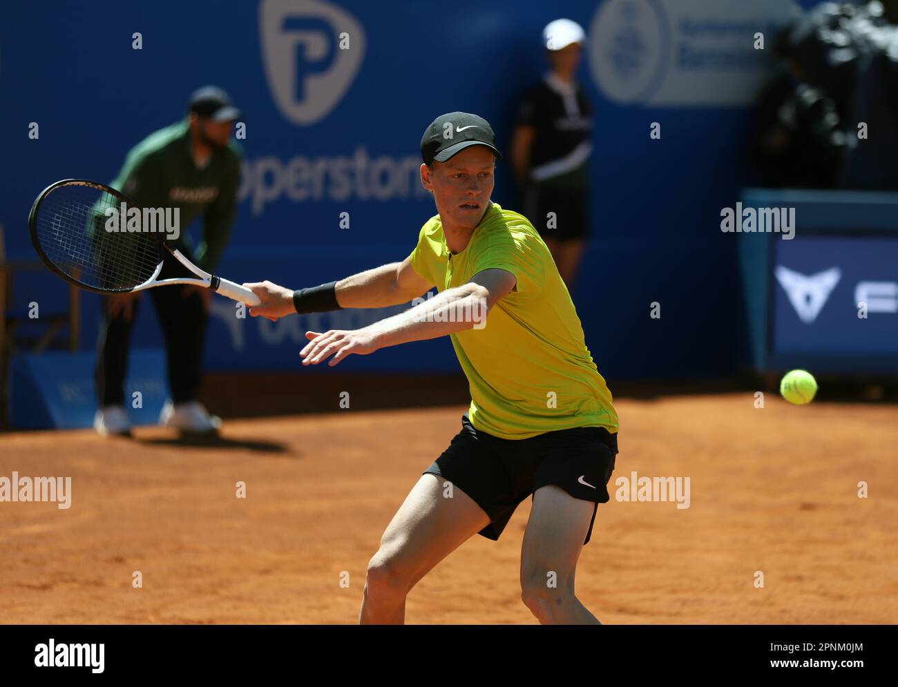 Sabadell, Barcellona, Spagna. 19th Apr, 2023. Barcellona Spagna 19.04.2023 Jannik Sinner (Italia) controlla la palla nella partita tra Jannik Sinner (Italia) e Diego Schwartzman (Argentina) durante il giorno 3 del Banc Sabadell Godo di Barcellona, il 19 aprile 2023 a Barcellona. (Credit Image: © Xavi Urgeles/ZUMA Press Wire) SOLO PER USO EDITORIALE! Non per USO commerciale! Foto Stock