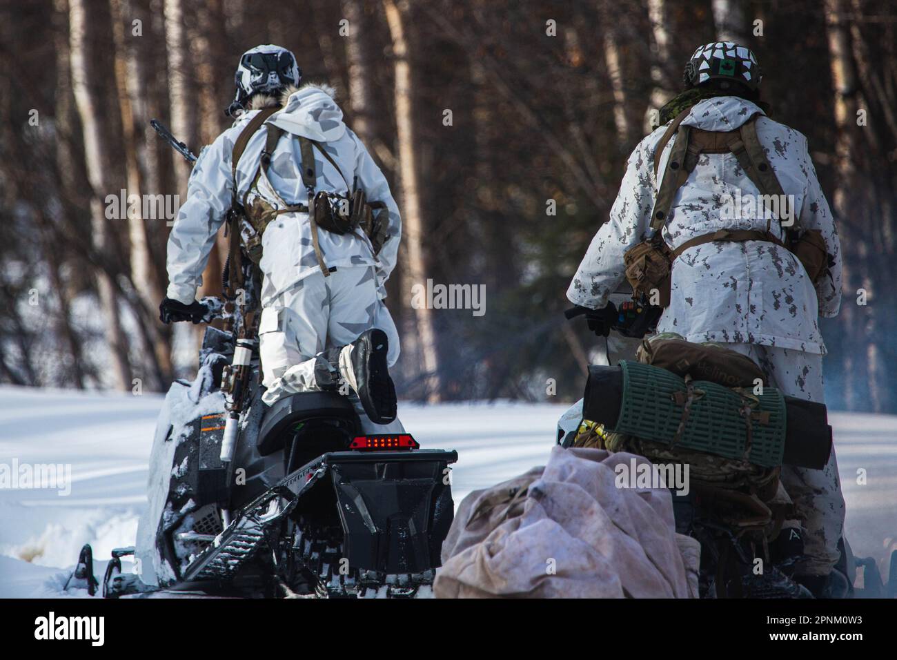 10th Special Forces Group (Airborne) Green Berets eseguono il movimento tattico di manovra della motoslitta presso il Joint Pacific Multinational Readiness Center-Alaska il 21 marzo 2023. I movimenti di motoslitta aiutano i Green Berets a muoversi in modo rapido ed efficiente negli ambienti artici. (STATI UNITI Foto dell'esercito di Sgt. Luis M. Solorio) Foto Stock