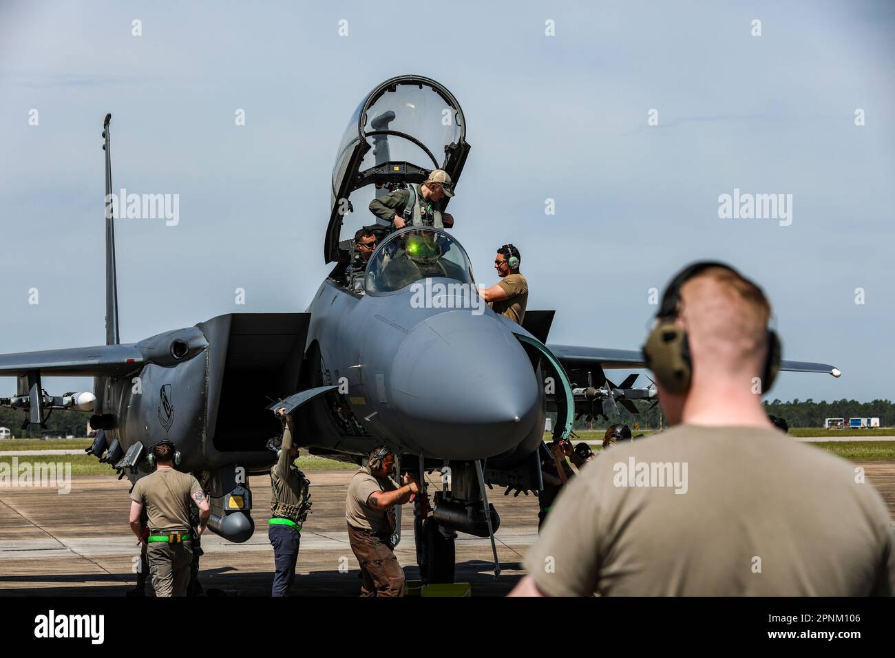 F-15E il velivolo dell'Eagle da sciopero assegnato a 4th Fighter Wing, Seymour Johnson Air Force base, è arrivato per Southern Strike 2023 al Gulfport Combat Readiness Training Center di Gulfport, Mississippi, 18 aprile 2023. La 4th Fighter Wing supporterà l'esercizio come elemento da combattimento durante Southern Strike, un evento di addestramento multinazionale a forza totale organizzato annualmente dalla Guardia Nazionale del Mississippi a Gulfport con siti di base distribuiti e scenari complessi progettati per testare e convalidare concetti condivisi di agile Combat Employment (ACE). (STATI UNITI Foto della Guardia Nazionale militare di SPC. Benjamin Tomlinson) Foto Stock