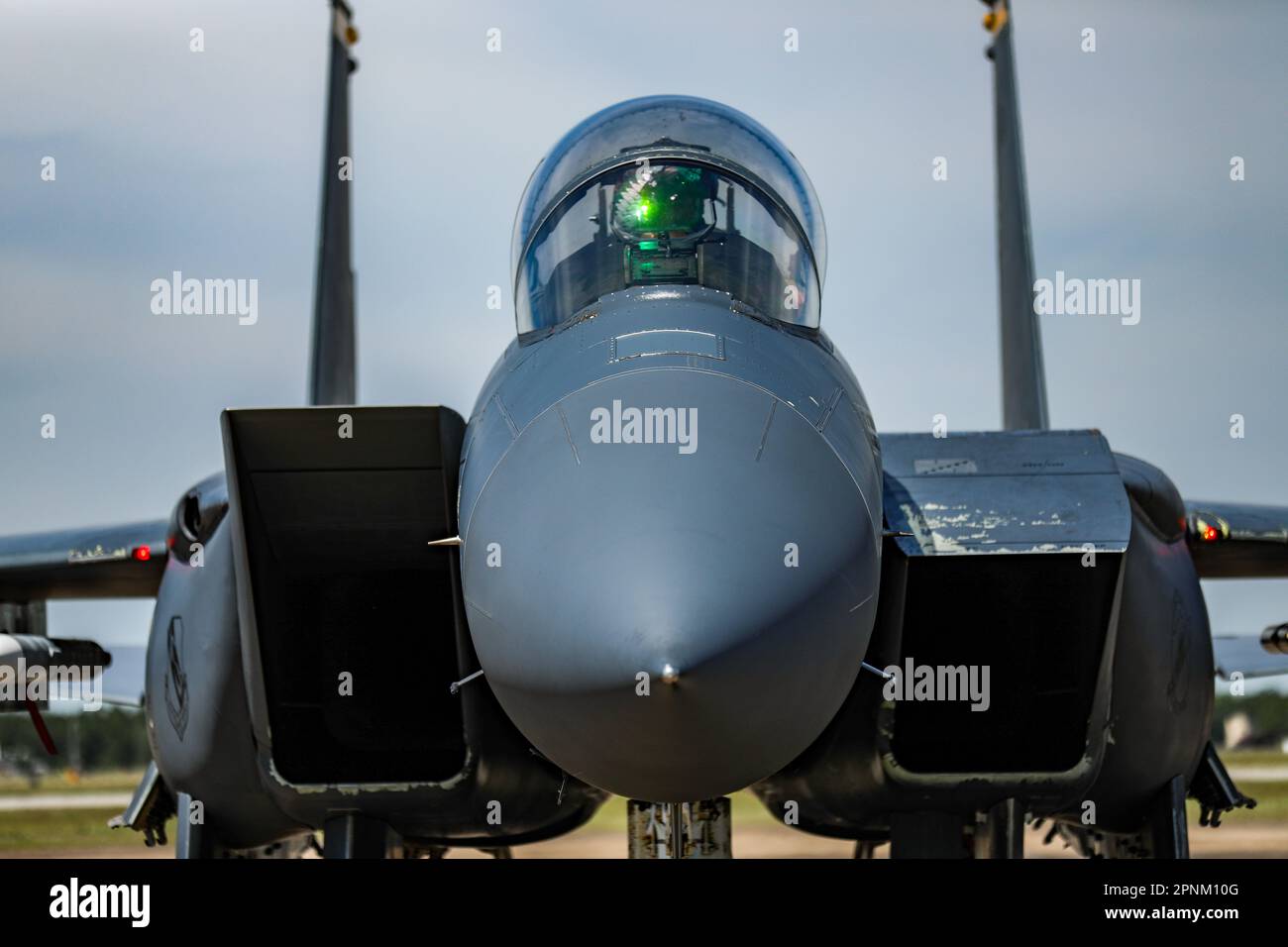 F-15E il velivolo dell'Eagle da sciopero assegnato a 4th Fighter Wing, Seymour Johnson Air Force base, è arrivato per Southern Strike 2023 al Gulfport Combat Readiness Training Center di Gulfport, Mississippi, 18 aprile 2023. La 4th Fighter Wing supporterà l'esercizio come elemento da combattimento durante Southern Strike, un esercizio di combattimento su larga scala, congiunto e internazionale, che prevede un'attività di combattimento agile, contro l'insurrezione, un supporto aereo stretto, evacuazioni non combattenti e operazioni marittime speciali. (STATI UNITI Foto della Guardia Nazionale militare di SPC. Benjamin Tomlinson) Foto Stock