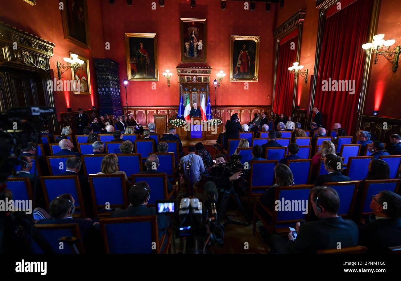 Cracovia, Polonia. 19th Apr, 2023. Il Presidente d'Italia, Sergio Mattarella ha tenuto una conferenza alla Sala del Senato dell'Università Jagellonica. Il Presidente della Repubblica Italiana, Sergio Mattarella, visita Cracovia presso l'Università Jagellonica. Credit: SOPA Images Limited/Alamy Live News Foto Stock