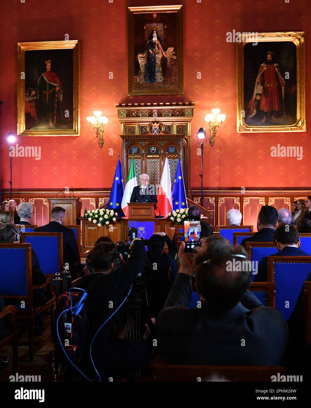 Cracovia, Polonia. 19th Apr, 2023. Il Presidente d'Italia, Sergio Mattarella ha tenuto una conferenza alla Sala del Senato dell'Università Jagellonica. Il Presidente della Repubblica Italiana, Sergio Mattarella, visita Cracovia presso l'Università Jagellonica. (Foto di Alex Bona/SOPA Images/Sipa USA) Credit: Sipa USA/Alamy Live News Foto Stock