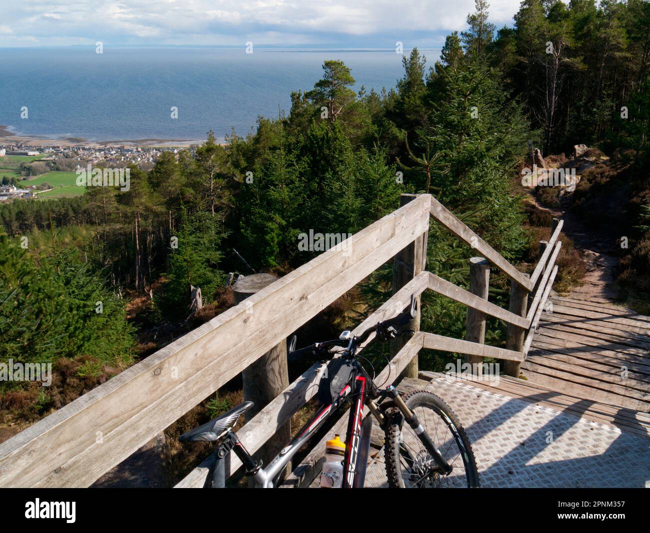 Mountain bike sui sentieri a Golspie, Sutherland Foto Stock