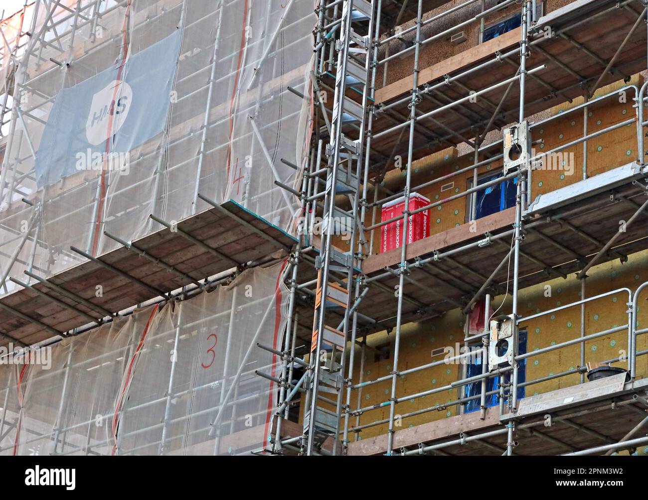 Torus social housing group, particolare di ristrutturazione a Kingsway House, Latchford, Warrington, Cheshire, Inghilterra, REGNO UNITO, WA4 1QT Foto Stock