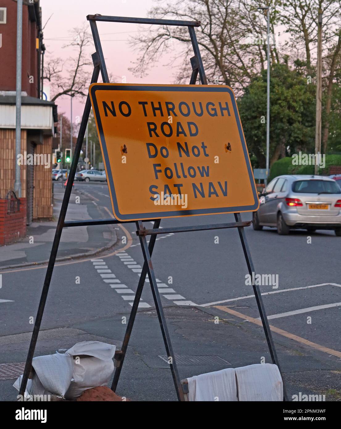 Cartello che mostra No Through Road, non seguire SatNav, a Latchford vicino a LTN, Westy, Warrington, Cheshire, Inghilterra, REGNO UNITO, WA4 1JH Foto Stock