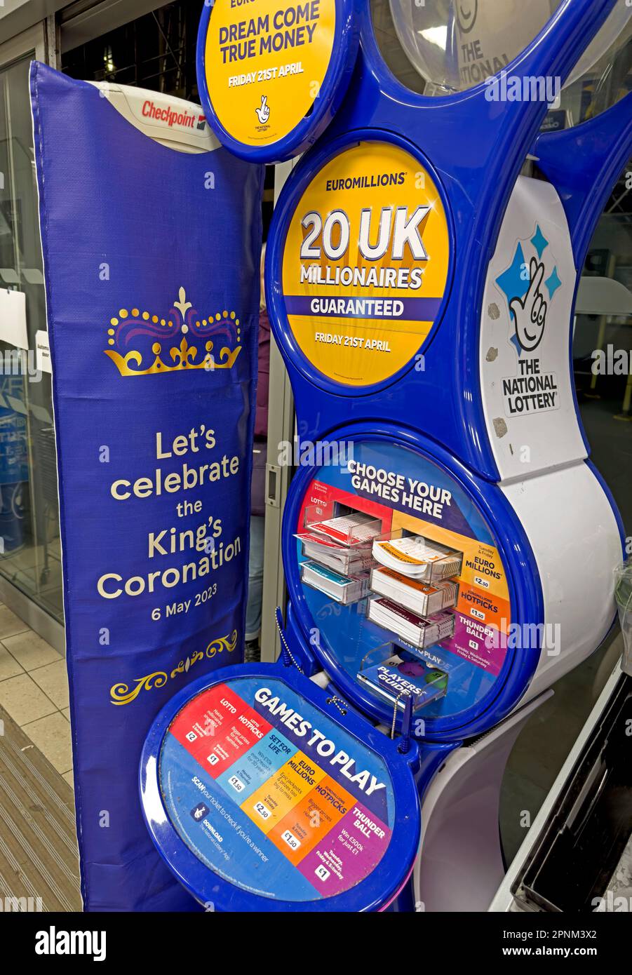 National Lottery 20 milionari britannici garantiti - si celebra l'incoronazione dei re, 6th maggio 2023, segni in un negozio Tesco, nel centro della città di Lincoln Foto Stock