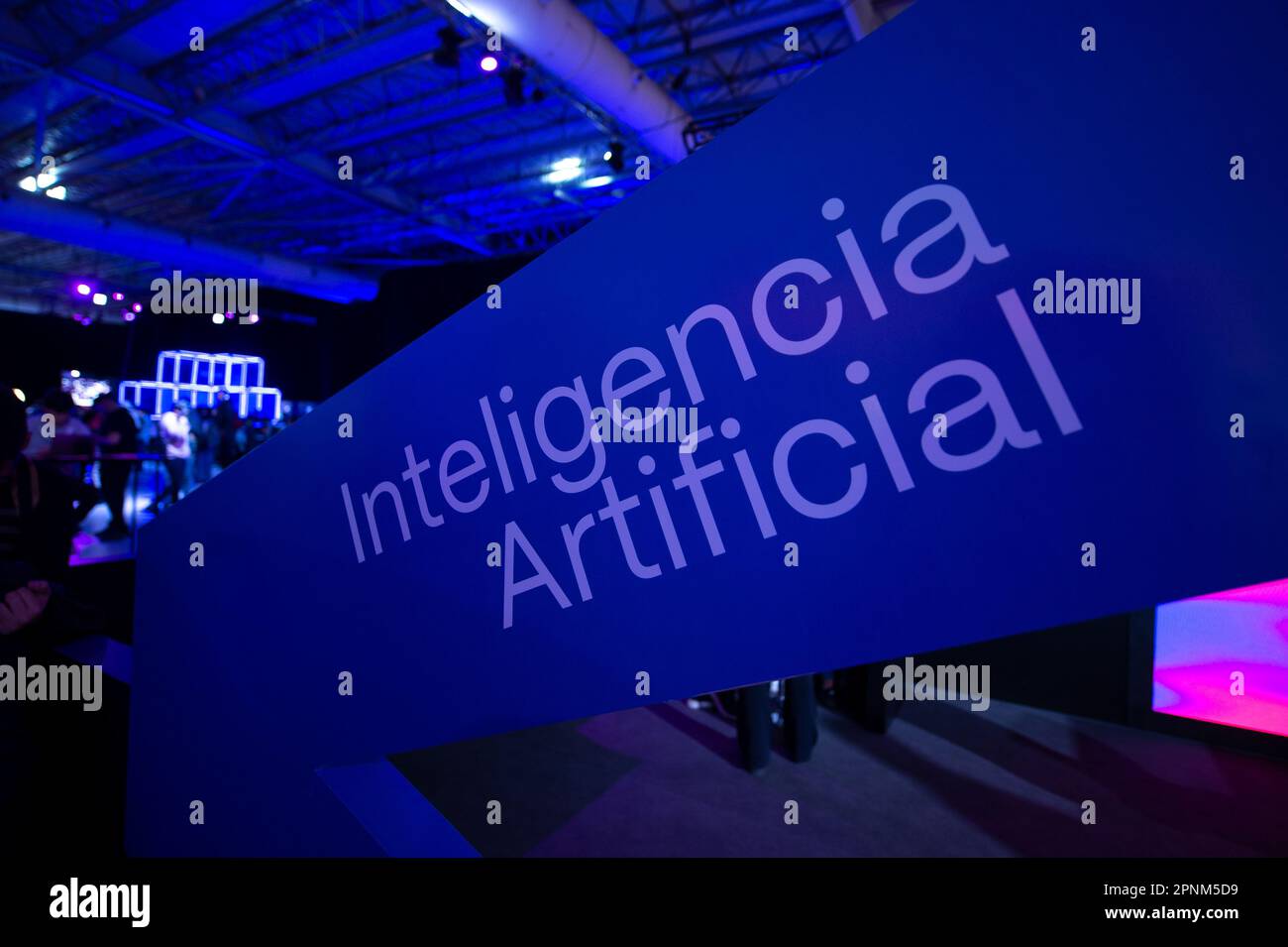 Buenos Aires, Argentina. 19th Apr, 2023. 'Inteligencia Artificial' (intelligenza artificiale) è visto su un cartello alla fiera della tecnologia 'IT Joven'. Credit: Florencia Martin/dpa/Alamy Live News Foto Stock