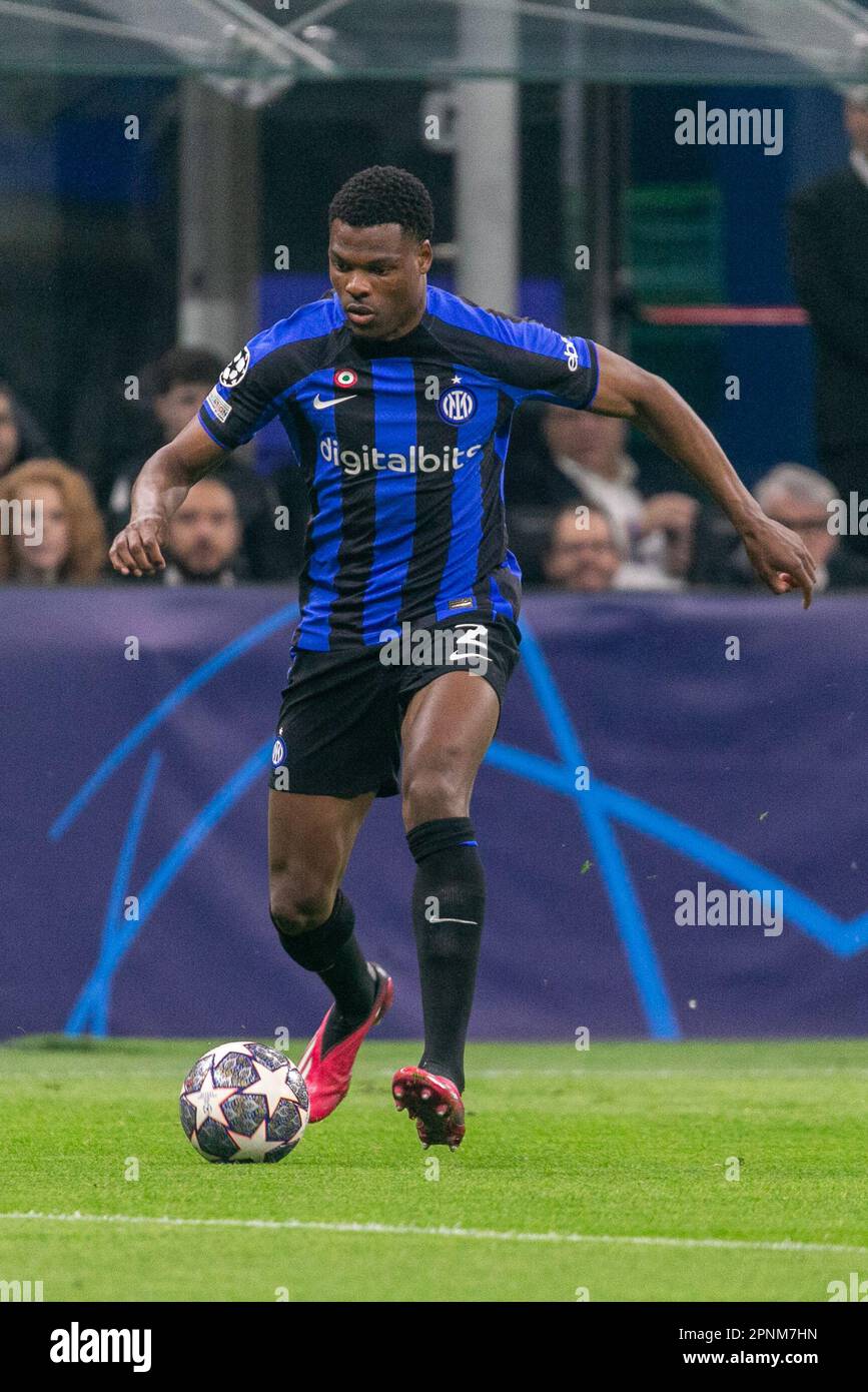 Milano, Italia - aprile 19 2023 Quarter finale Champions League - Inter-Benfica - denzel dumfries f.c. Internazionale Credit: Kines Milano/Alamy Live News Foto Stock