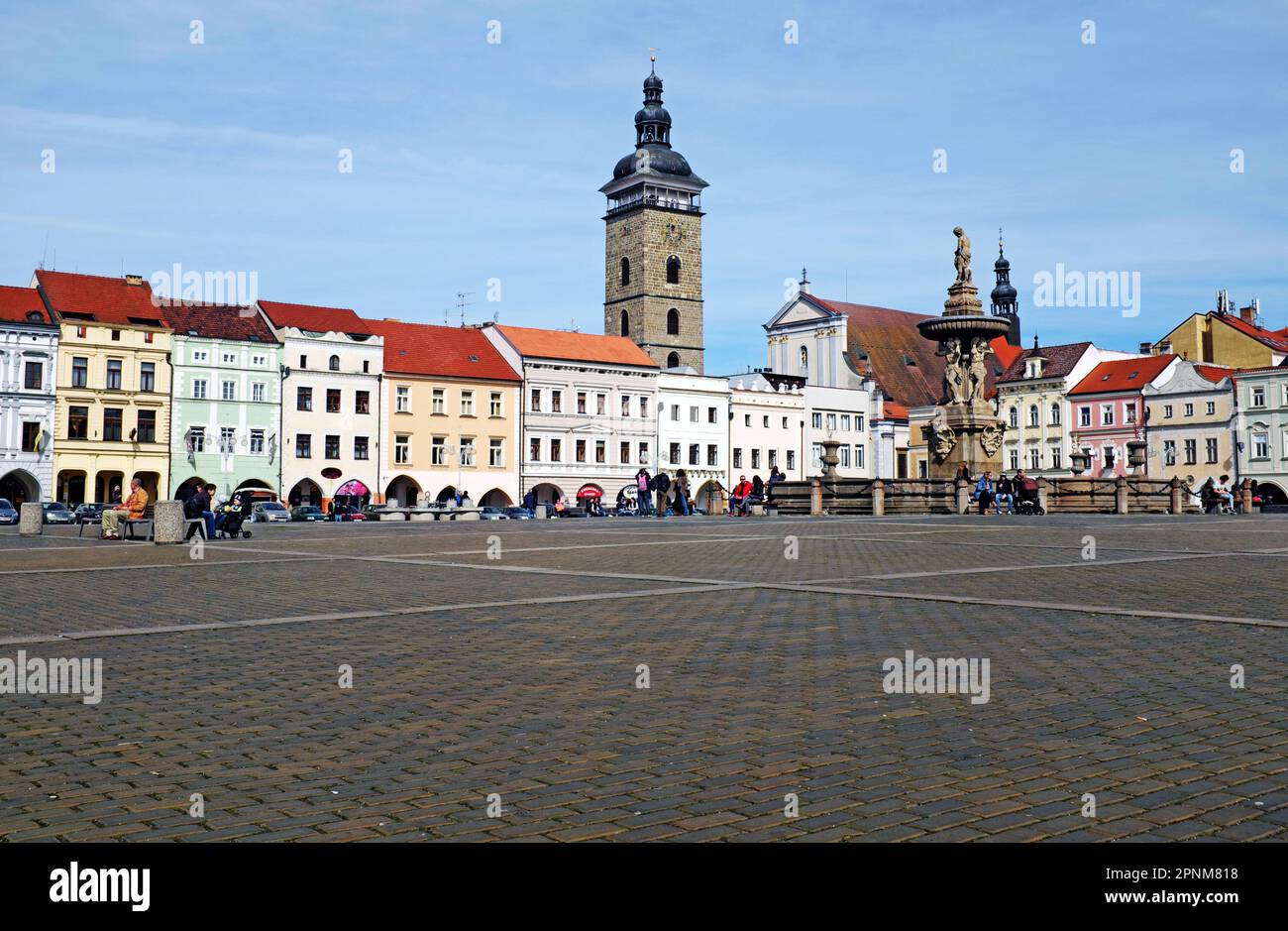 La piazza principale di Ceske Budejovice, in Czechia, Přemysl Otakar II, è una delle più grandi piazze cittadine della Repubblica Ceca che arriva a oltre un ettaro. Le case rinascimentali e barocche alla periferia della piazza erano storicamente dove la nobiltà prese residenza. Foto Stock