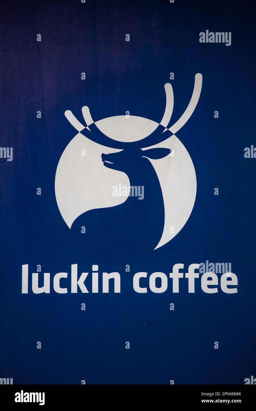 Bangkok, Thailandia - 15 aprile 2023: Logo Luckin Coffee di fronte al ristorante in franchising di Bangkok, Thailandia. Foto Stock
