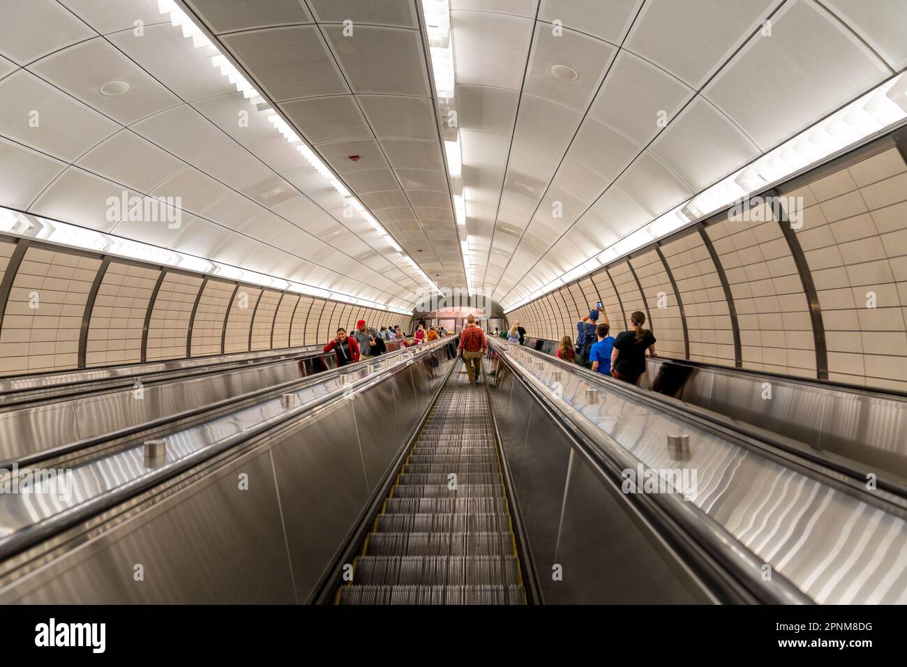 New York, NY - USA - 14 Aprile 2023 Vista delle scale mobili all'entrata della 34 Street-Hudson Yards Subway Station, il capolinea occidentale per il Foto Stock